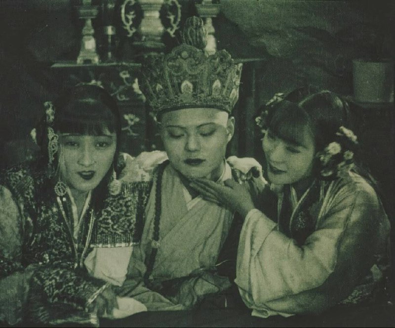 名称：稀缺资源最早版本西游记盘丝洞 1080P修复版描述：1927年民国版盘丝洞是由上海影戏公司出品，但杜宇执导，殷明珠、吴文超、蒋梅康、周鸿泉等主演的古装神话片，取材于西游记第72回改编，讲述了耳根子软的唐玄奘被一群佯装成美女的蜘蛛精骗进盘丝洞，差点被迫与洞主成亲的故事