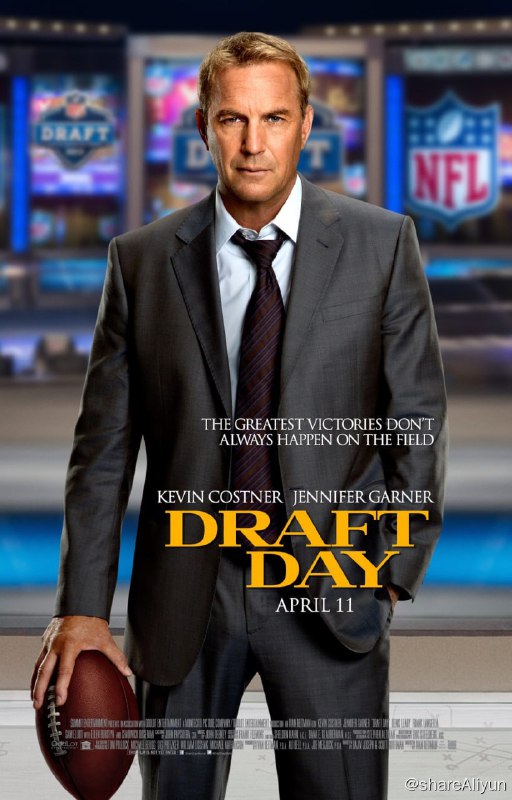 名称：选秀日（Draft Day）描述：影片根据NFL橄榄球大联盟的真实故事改编，讲述了一位美国橄榄球队总经理，如何利用自己手头有限的资金，在选秀大会上挑选适合自己球队的球员，进而将之打造成劲旅的故事